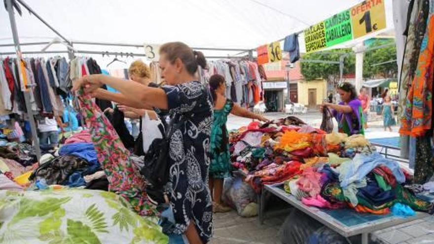 El ayuntamiento retira la licencia a los puestos  de los mercadillos que no pagan las tasas