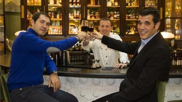 Gerard Subirats, Carles Tejedor (en el fondo) y Hèctor Fàbregas brindan en El Nacional:. Foto: Claudio Rojas