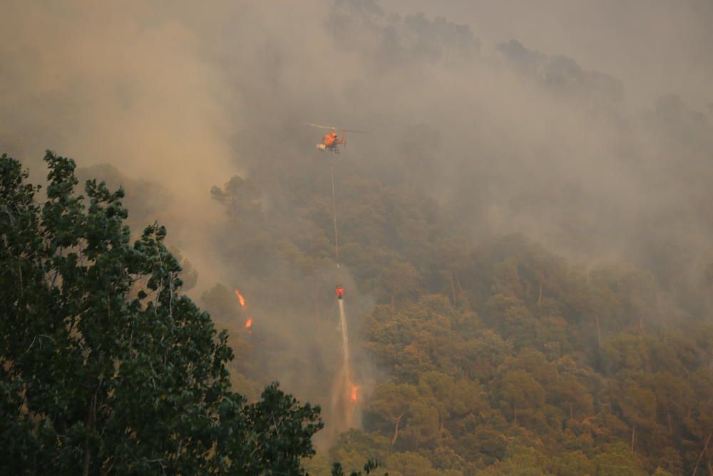 Tasques d'extinció de l'incendi de Capellades