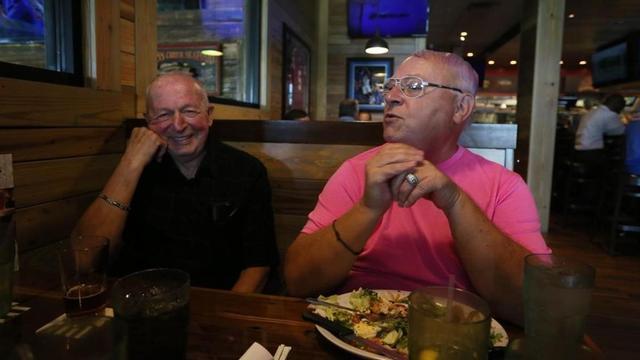 Kevin Thomas (derecha) y Bob Johnson comen en un restaurante de Orlando el día antes de casarse.