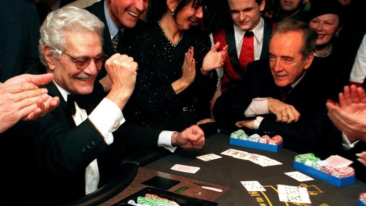 Omar Sharif, jugando al póquer con el vicecanciller austriaco Alois Mock en 1999