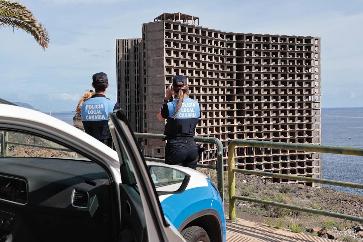 Hotel abandonado en el litoral de los barrios de Añaza y Acorán, en Santa Cruz de Tenerife.