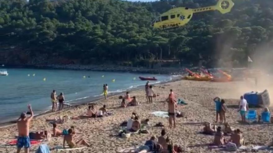 L&#039;helicòpter del SEM aterrant a la platja de la cala Montgó