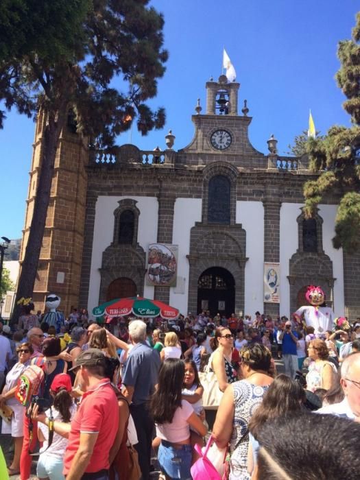 Fiestas del Pino en Teror: Subida de la Bandera en la Basílica