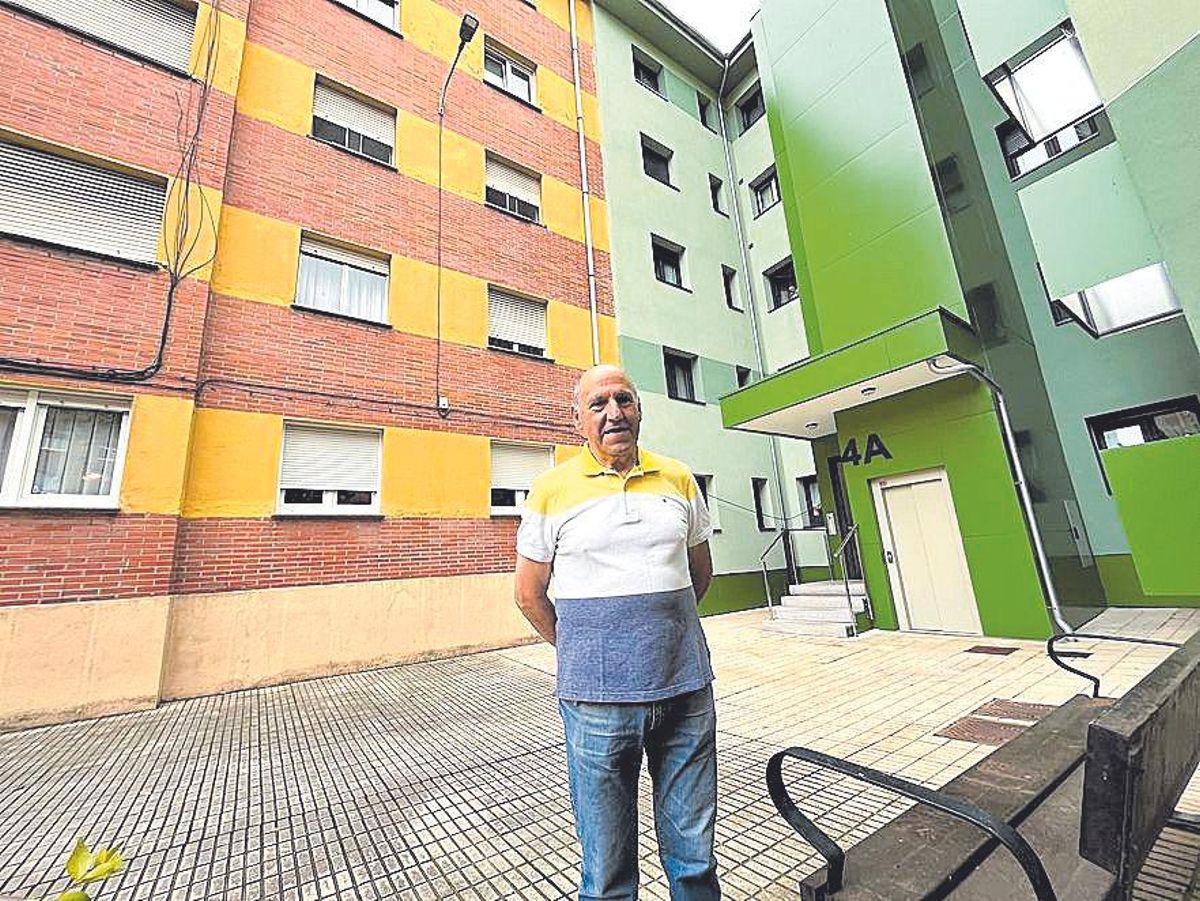 Rafael García, junto a un bloque que ha sido reformado por las obras de barrio degradado.