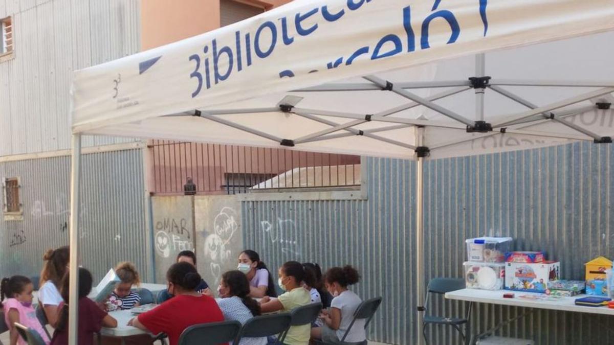 La biblioteca s’apropa a una plaça del poble cada setmana. | DDG