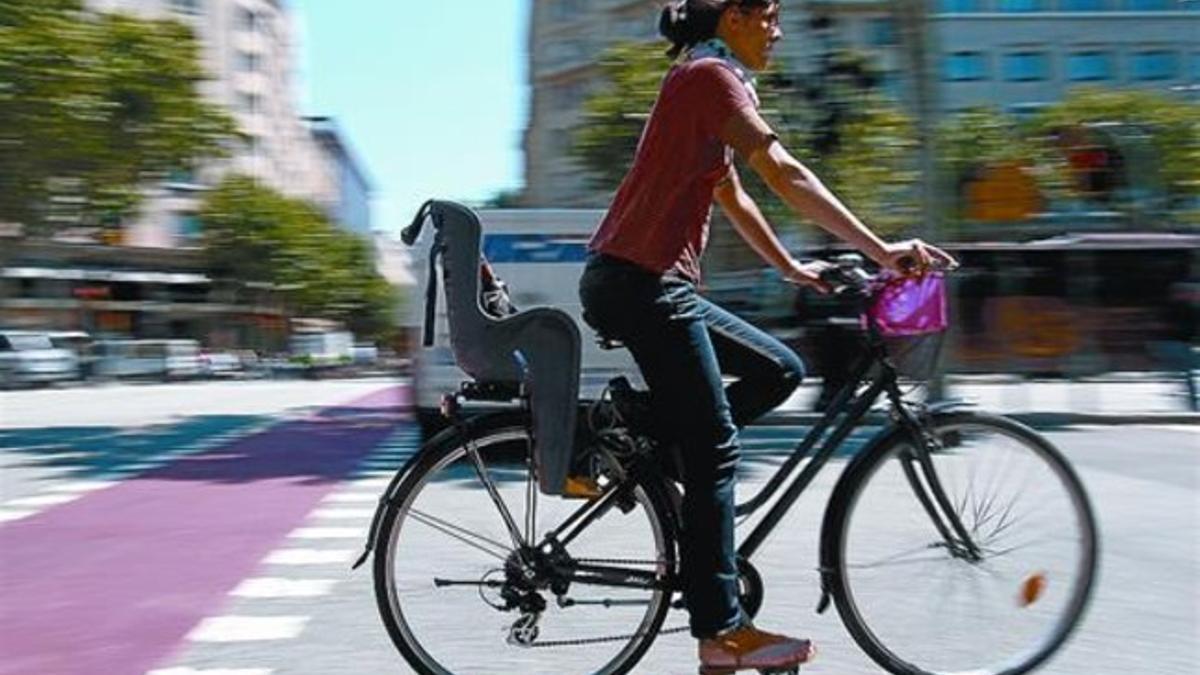 Modelo urbano de paseo, con la cesta clásica y una sillita para llevar al niño al colegio.