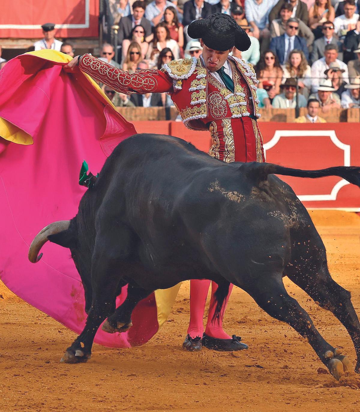 Víctor Hernández maneja el capote en un quite en el coso sevillano.