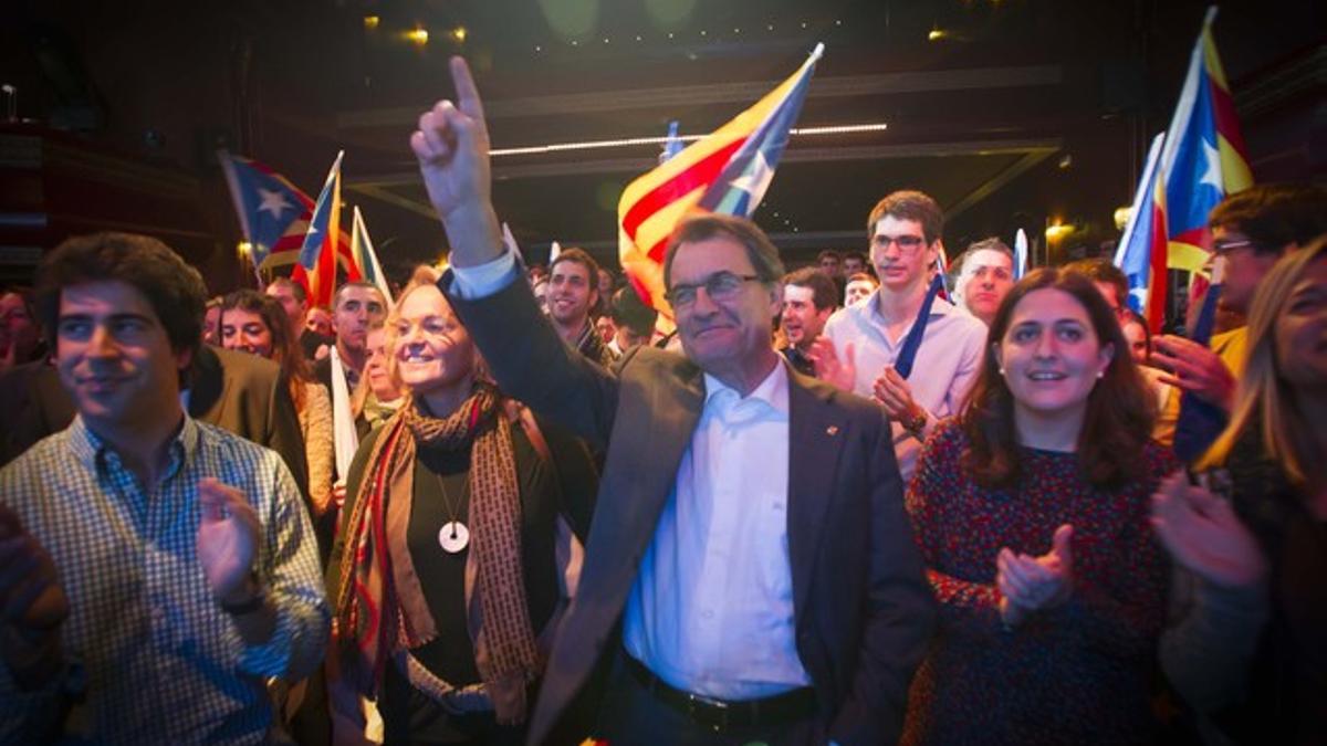 Artur Mas, en la fiesta de las juventudes de CDC y Unió, en la sala Luz de Gas de Barcelona, anoche.