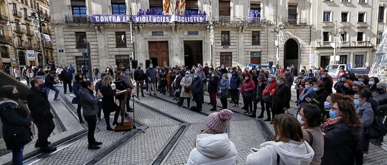 Concentración en la plaza de España de Alcoy.