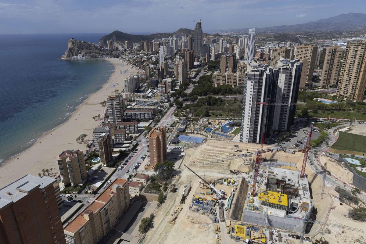 Benidorm sienta la base del rascacielos residencial más alto de Europa Benidorm sienta la base del rascacielos residencial más alto de Europa