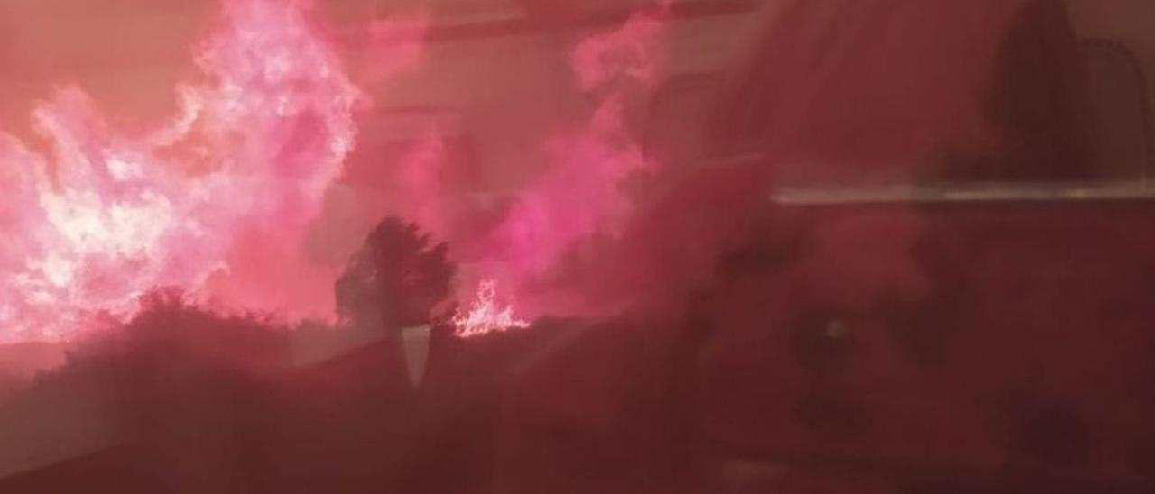 Les flames vistes des de l’interior del tren. | CAPTURA D’IMATGE