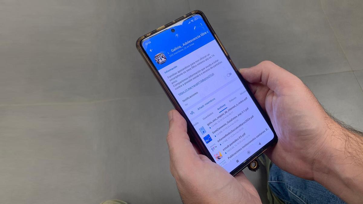 Un adulto revisa el contenido de un dispositivo.