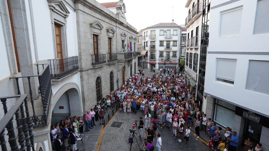 Unas 200 personas muestran su repulsa por el crimen machista de Pozoblanco