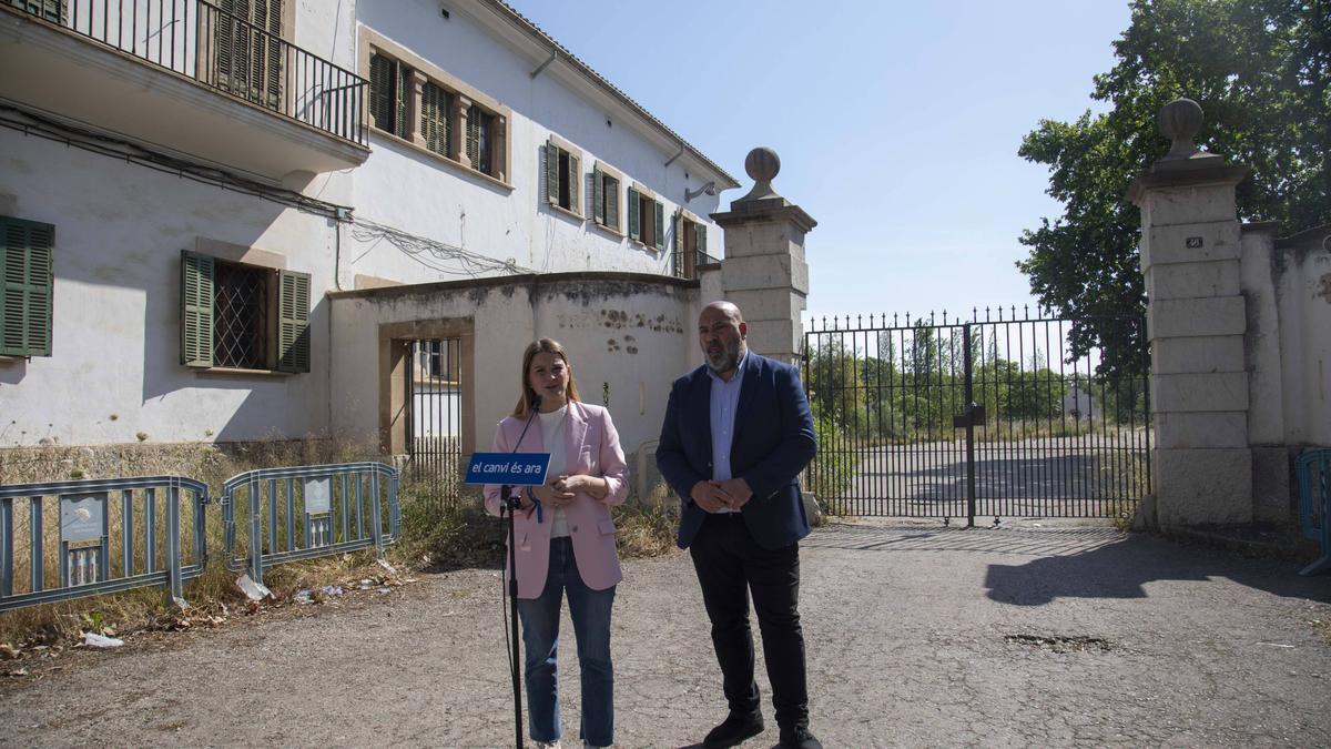 Marga Prohens y Jaime Martínez, ante el antiguo cuartel de Son Busquets.