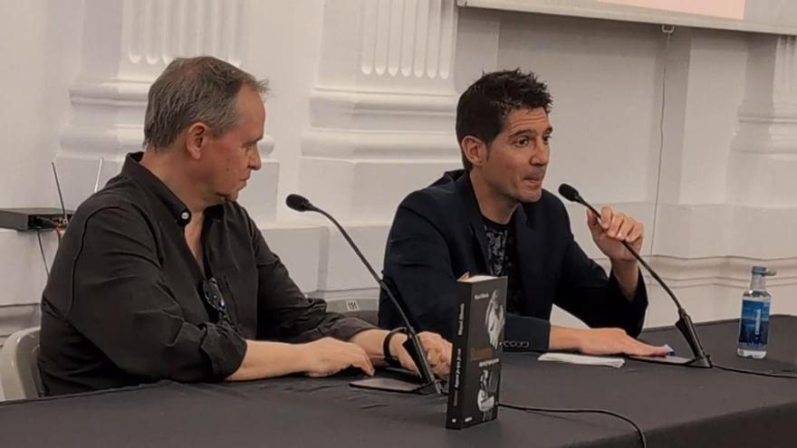 Presentación del libro "Raimon. Aquest jo que jo soc" del autor Miquel Alberola y presentado por  el periodista Paco Cerdà