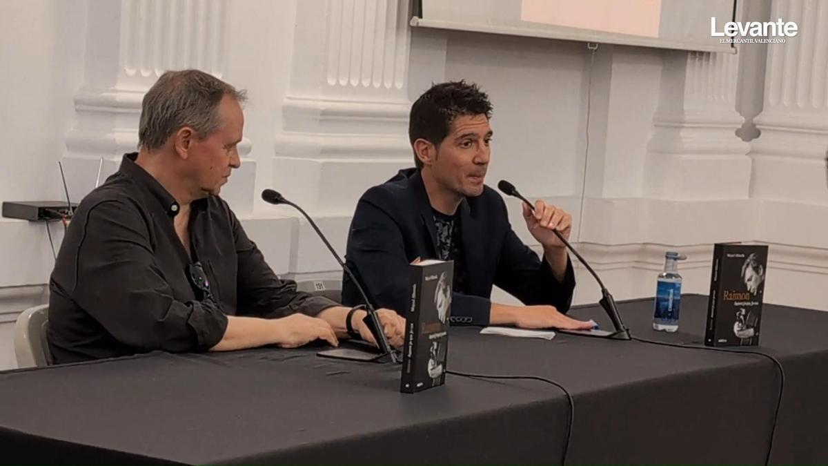 Presentación del libro "Raimon. Aquest jo que jo soc" del autor Miquel Alberola y presentado por  el periodista Paco Cerdà