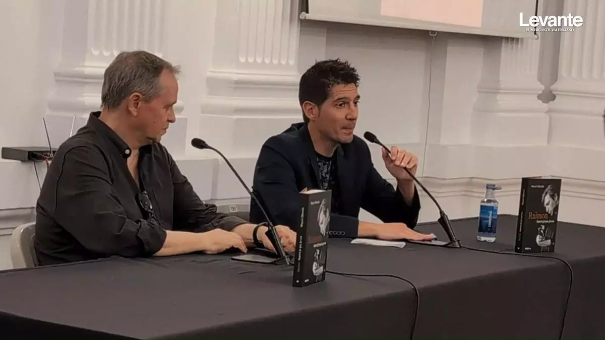 El libro de Alberola sobre Raimon llena la Casa de la Cultura de Xàtiva