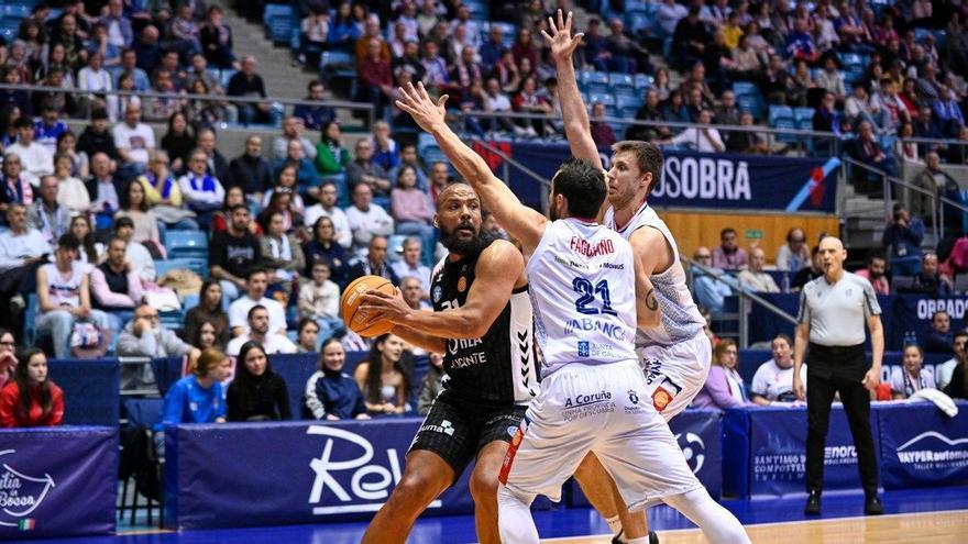 Kevin Larsen es tapado por dos defensores de Obradoiro durante el partido en el pabellón Fontes do Sar.