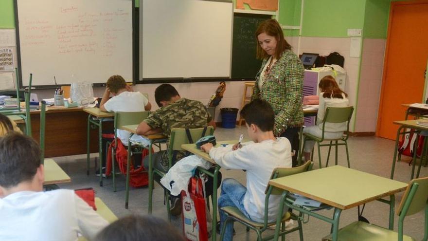 Una docente en un aula de Primaria, en una imagen de archivo.