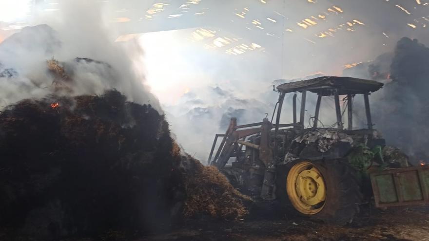 Un incendio arrasa las pacas de forraje de una nave ganadera en Barcial del Barco