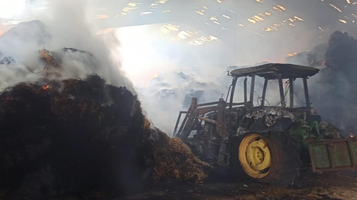 Los bomberos continuan trabajando en las labores de extinción y control del fuego.