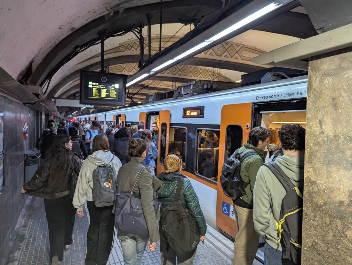 Usuarios de FGC en la estación de Plaça Catalunya durante la jornada de huelga convocada por el sindicato de maquinistas Semaf.
