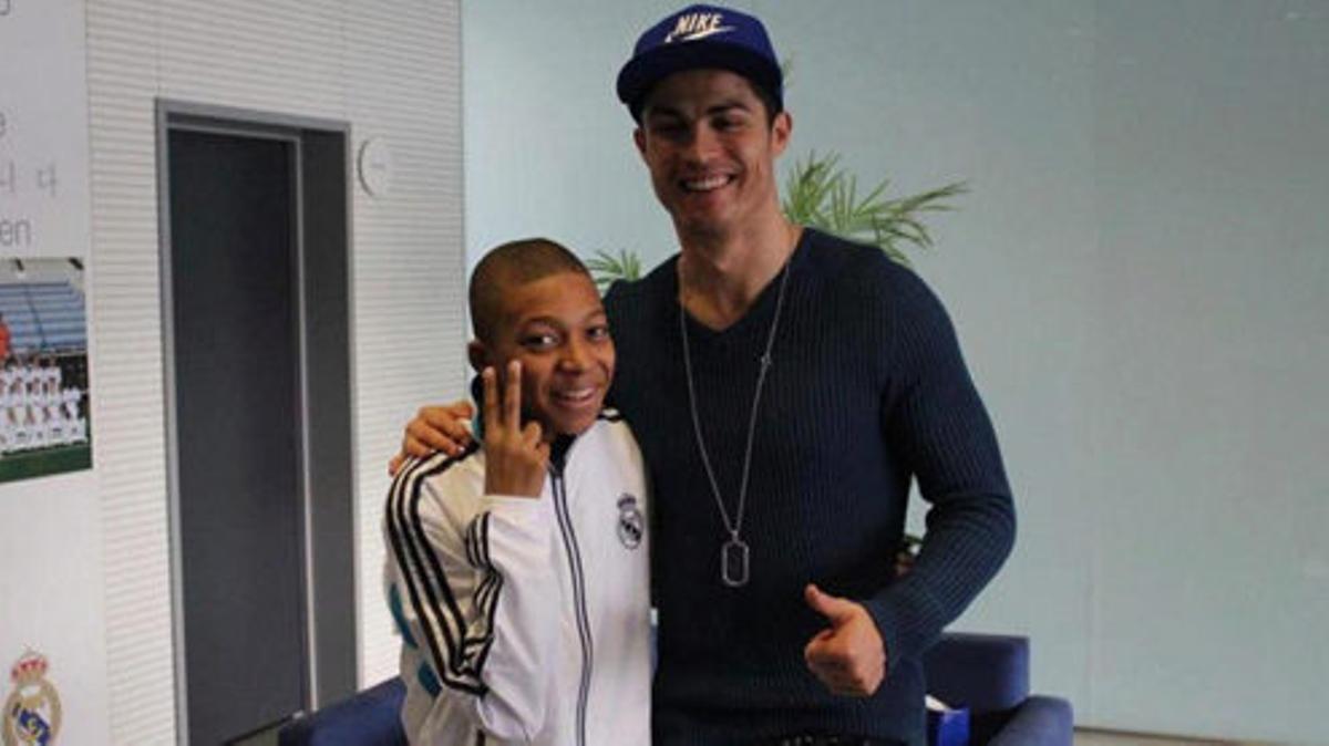 Mbappé, con 14 años al lado de Cristiano Ronaldo en Valdebebas.