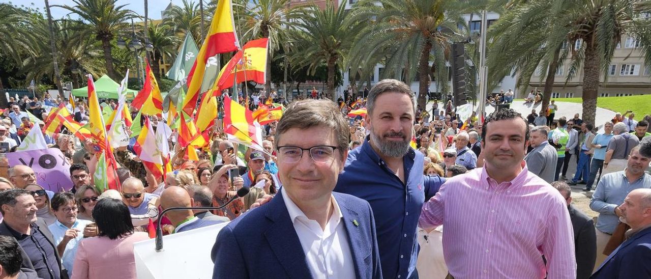 Nicasio Galván (izquierda) candidato de Vox a la Presidencia canaria, junto a Santiago Abascal y Alberto Rodríguez, aspirante a la Alcaldía capitalina, en la plaza de La Feria, en Las Palmas de Gran Canaria.
