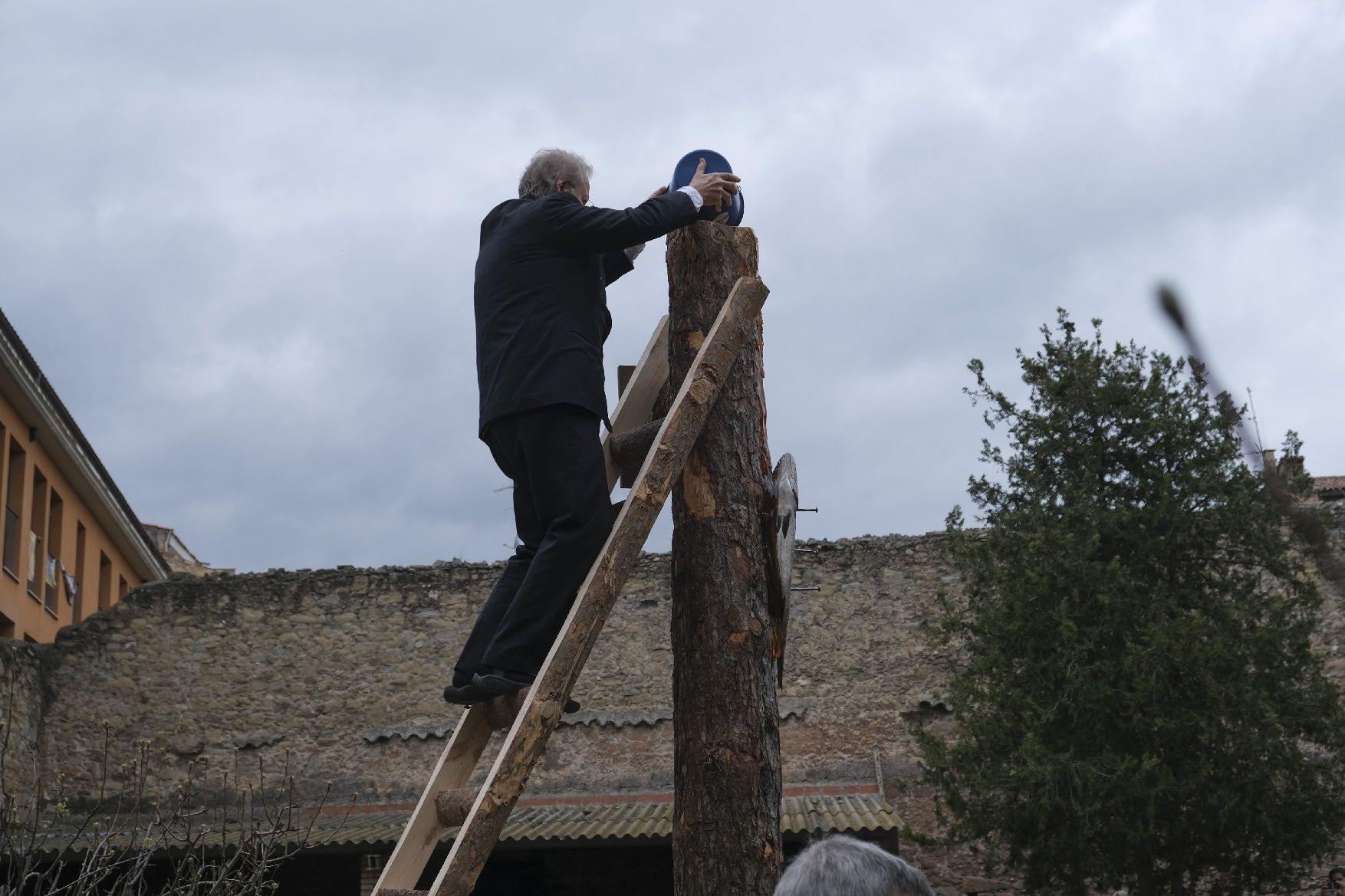 L'escultor Bjørn Nørgaard fa una acció artística a Manresa