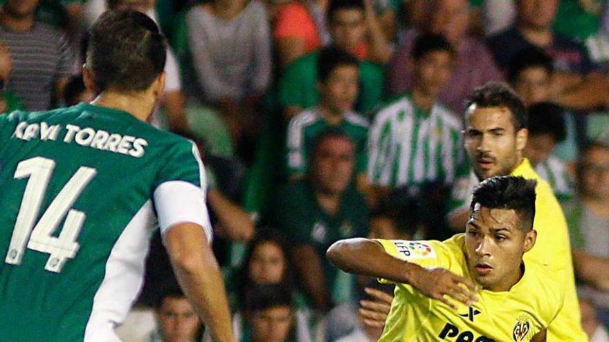 Nahuel conduce el balón ante la presión del bético Xavi Torres.