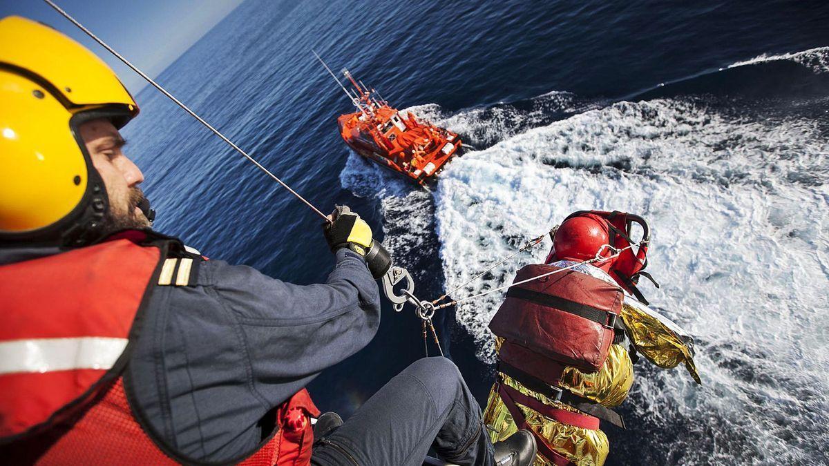 Rescate de una persona en apuros en aguas canarias.