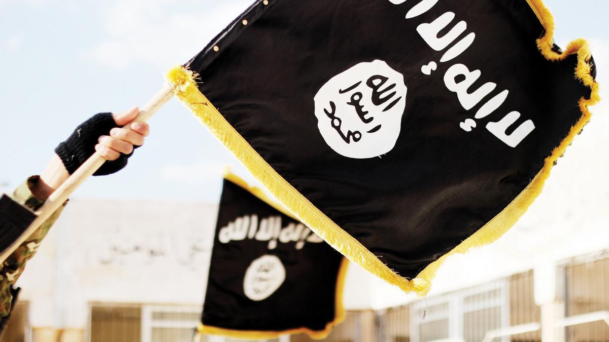 Bandera de Estado Islamico en la ciudad de Raqqa (Siria).