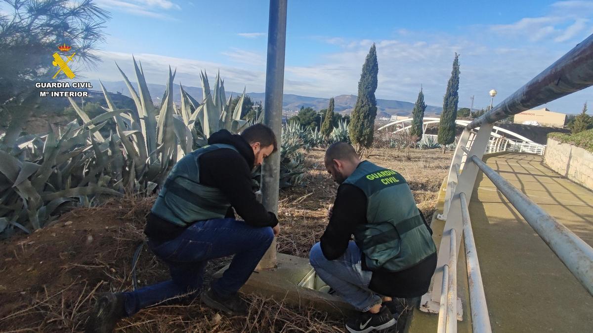 Agentes de la Guardia Civil comprobando el cableado de una instalación de Fraga