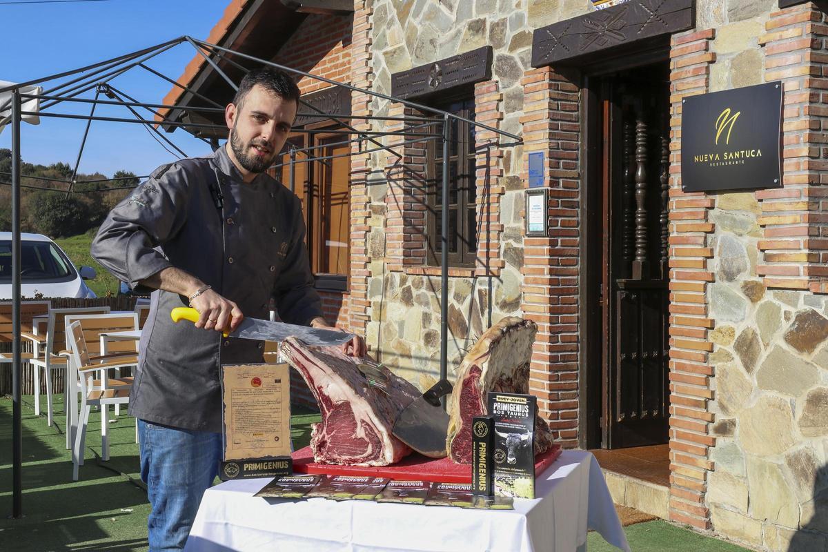 Rubén Álvarez, chef del restaurante Nueva Santuca, con una pieza fresca y un plato elaborado con carne de buey joven de la raza bovina sayaguesa.