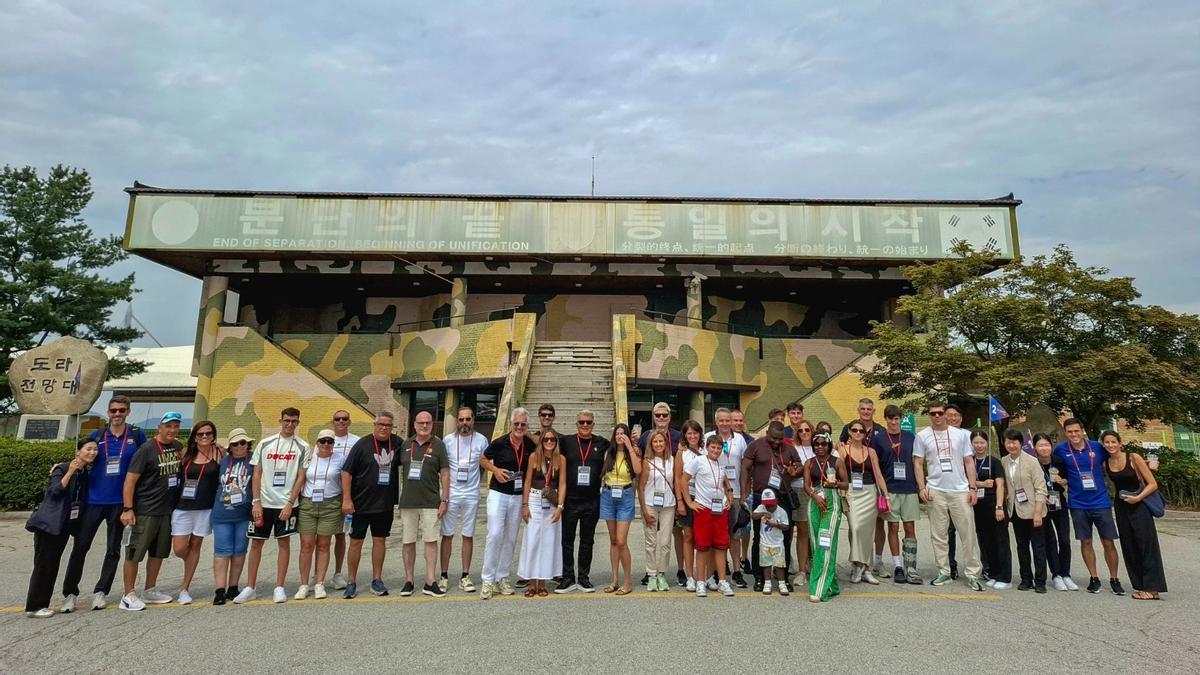 La visita de Laporta, directivos y padres de futbolistas a la frontera con Corea del Norte