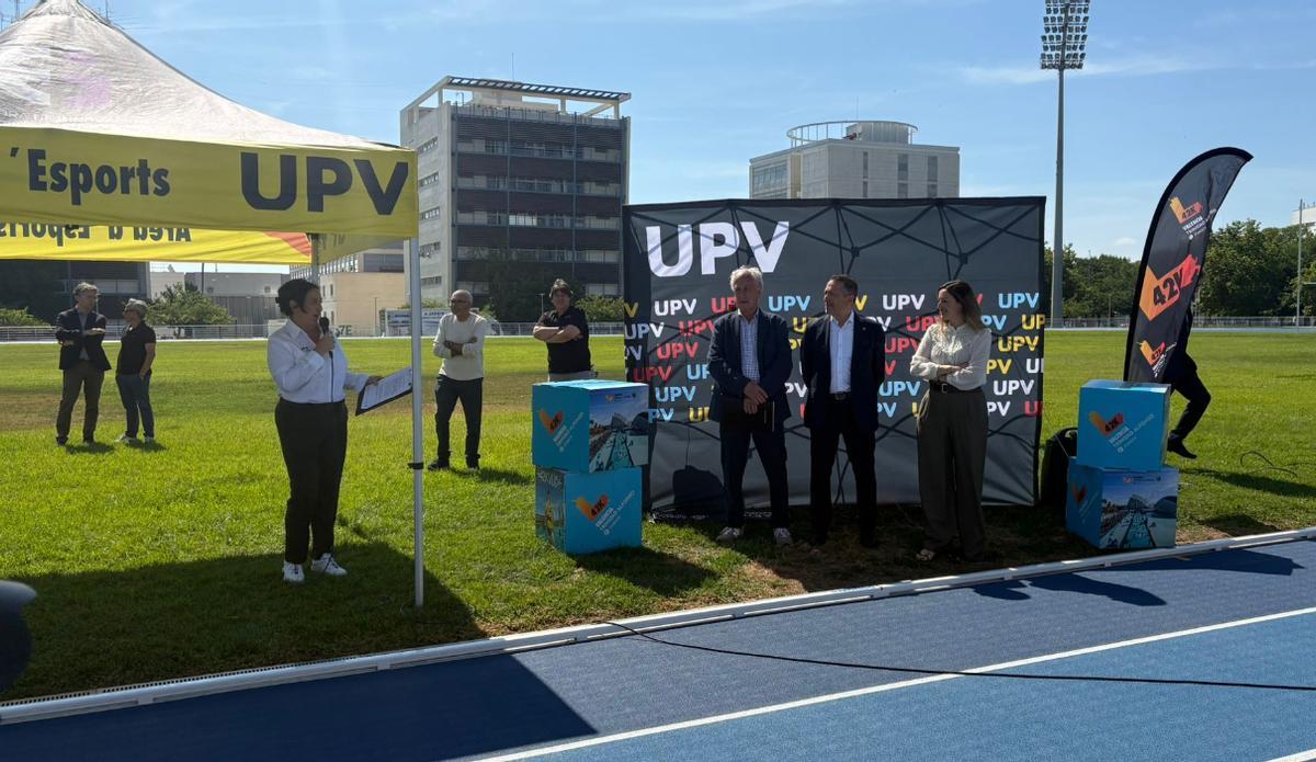 El acto ha contado con la presencia del rector de la UPV, José Esteban Capilla, la concejala de Deportes del Ayuntamiento de València, Rocío Gil y el presidente de la SD Correcaminos, Francisco Borao