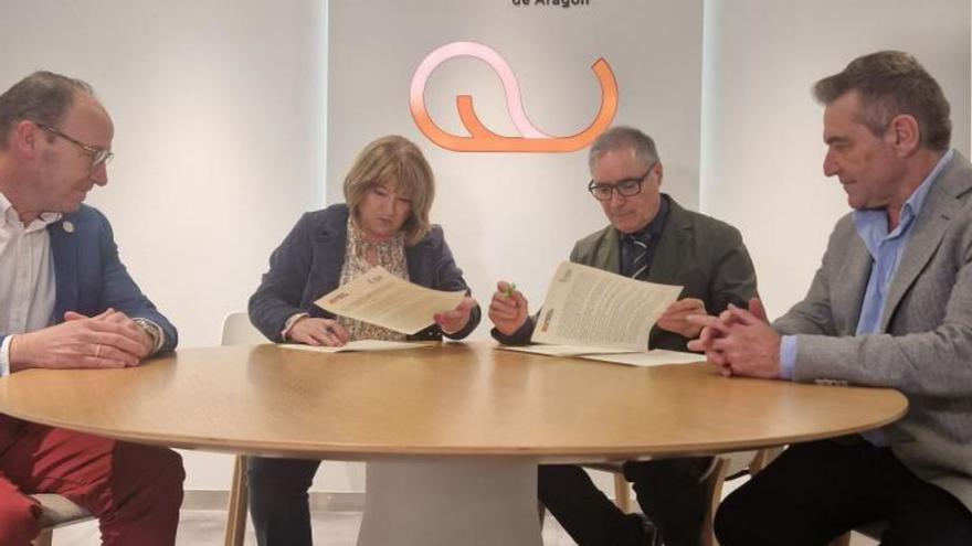Hernández y Bosque rubricaron el convenio. | GOBIERNO DE ARAGÓN