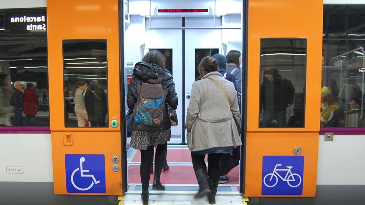 Archivo - Un tren de Renfe