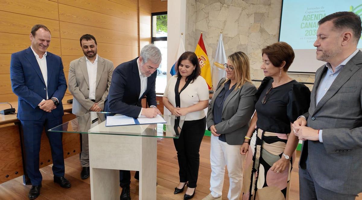 El presidente de Canarias, Fernando Clavijo, firmó en junio de 2025 con la Fecam la 'Declaración de Agüimes' para implementar los Objetivos de Desarrollo Sostenible en los municipios canarios.
