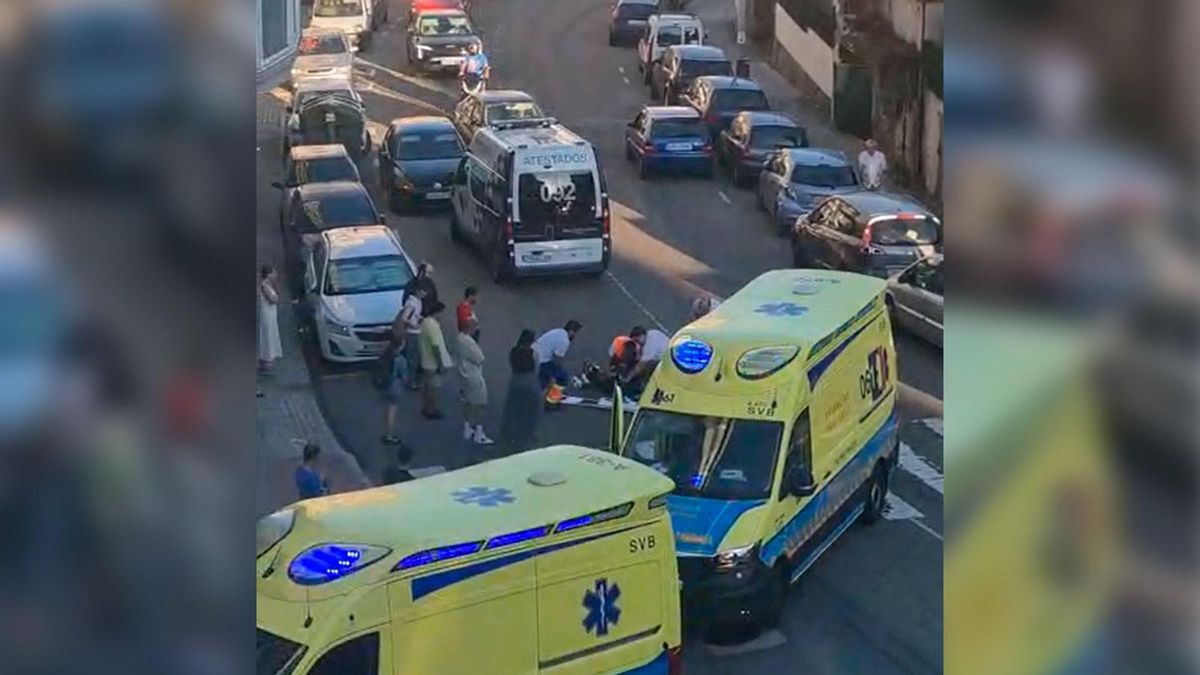 Los servicios médicos atienden a la mujer atropellada, ayer en Vigo.