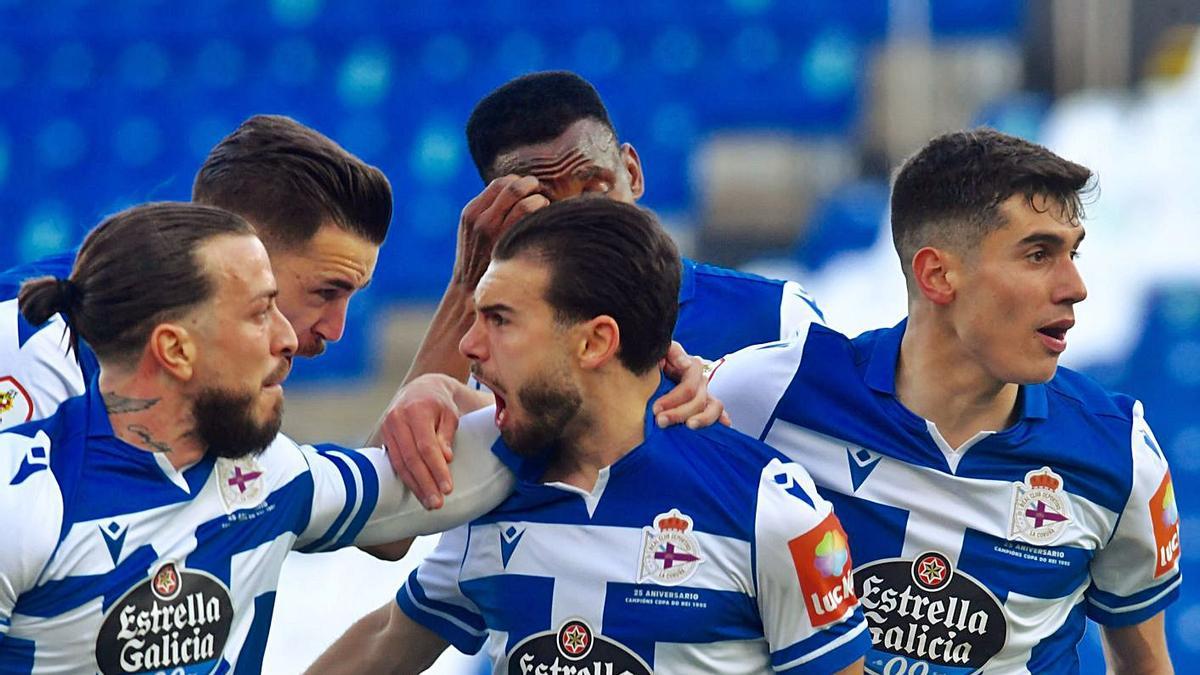 Villares, a la derecha, celebra el gol de Lara al Guijuelo. |   // CARLOS PARDELLAS