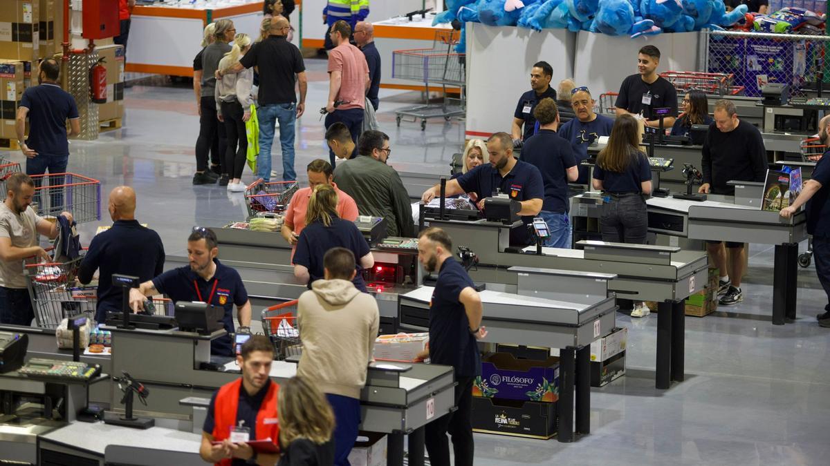 Trabajadores de Costco en Zaragoza el día de la inauguración