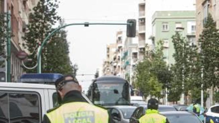 Dos agentes de la Policía Local, en la avenida de Novelda.