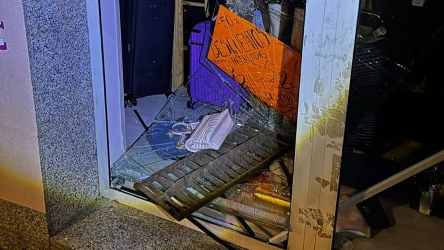 Un ladrón revienta el escaparate de una tienda con la tapa de una alcantarilla en Palma