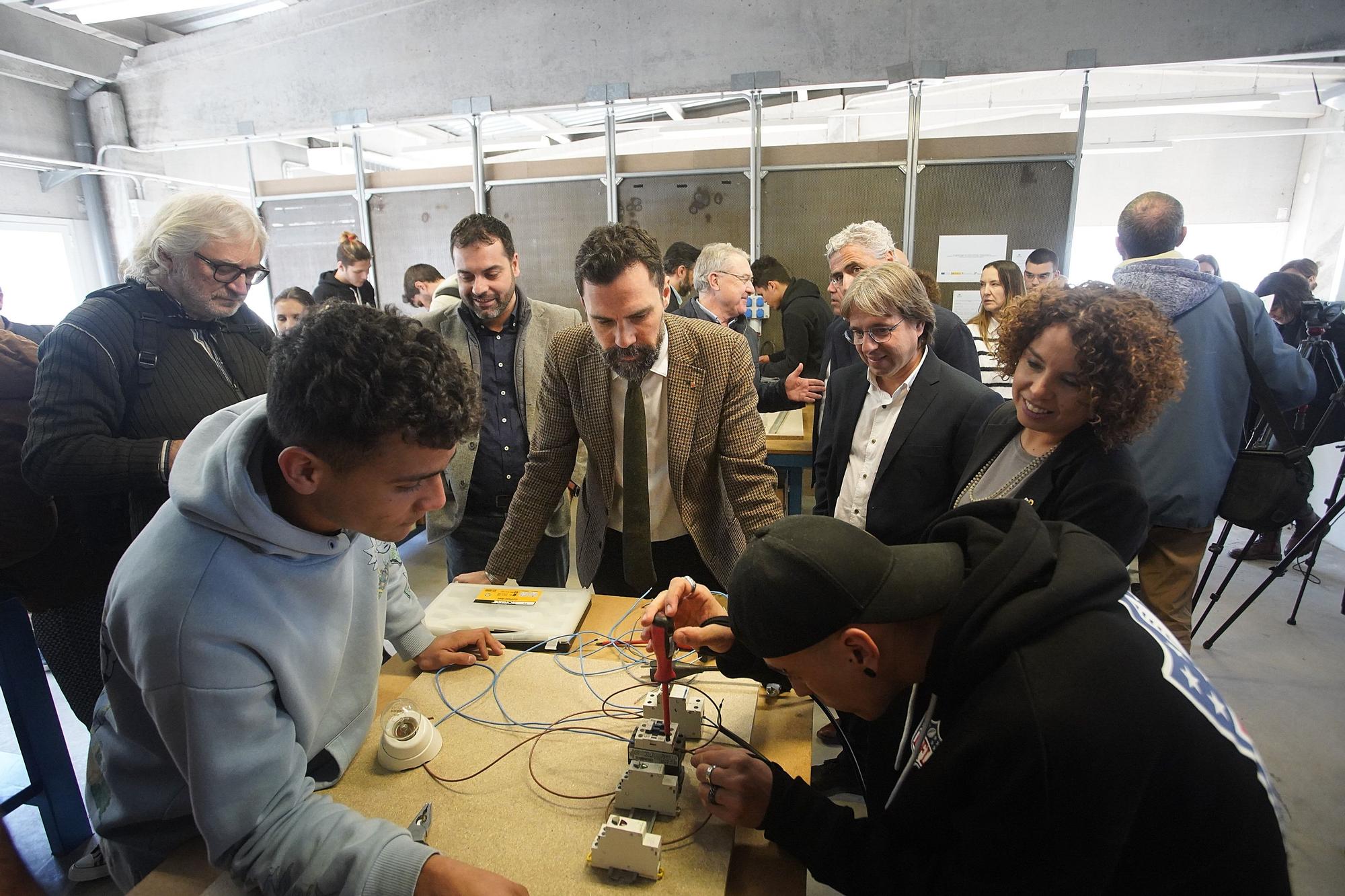 Roger Torrent visita el programa d'FP Ocupacional Dual d'electrònica a la ciutat de Girona