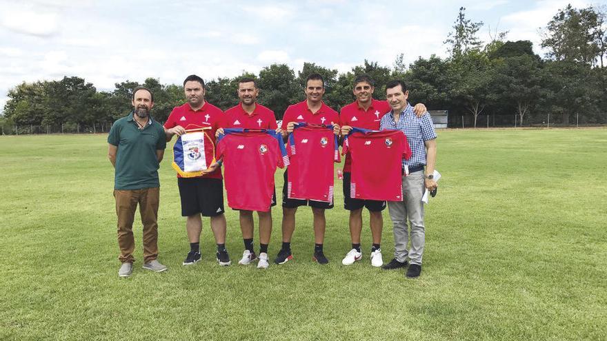 Entrenadores y dirigentes, en el campus de Panamá. // FdV