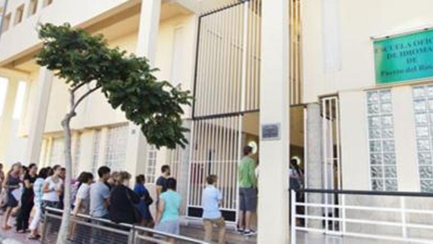 Cientos de personas esperan a las puertas de la Escuela Oficial de Idiomas para realizar la matrícula. i GABRIEL FUSELLI