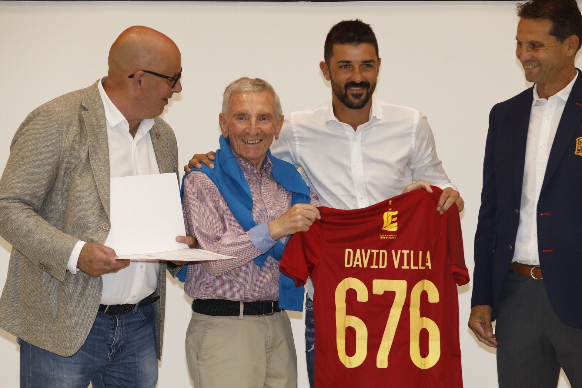 En imágenes: Así fue el homenaje a los futbolistas asturianos que han vestido la roja