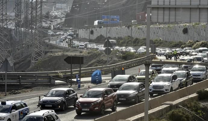 LAS PALMAS DE GRAN CANARIA. Atasco entrada de la ciudad desde el sur  | 11/12/2019 | Fotógrafo: José Pérez Curbelo